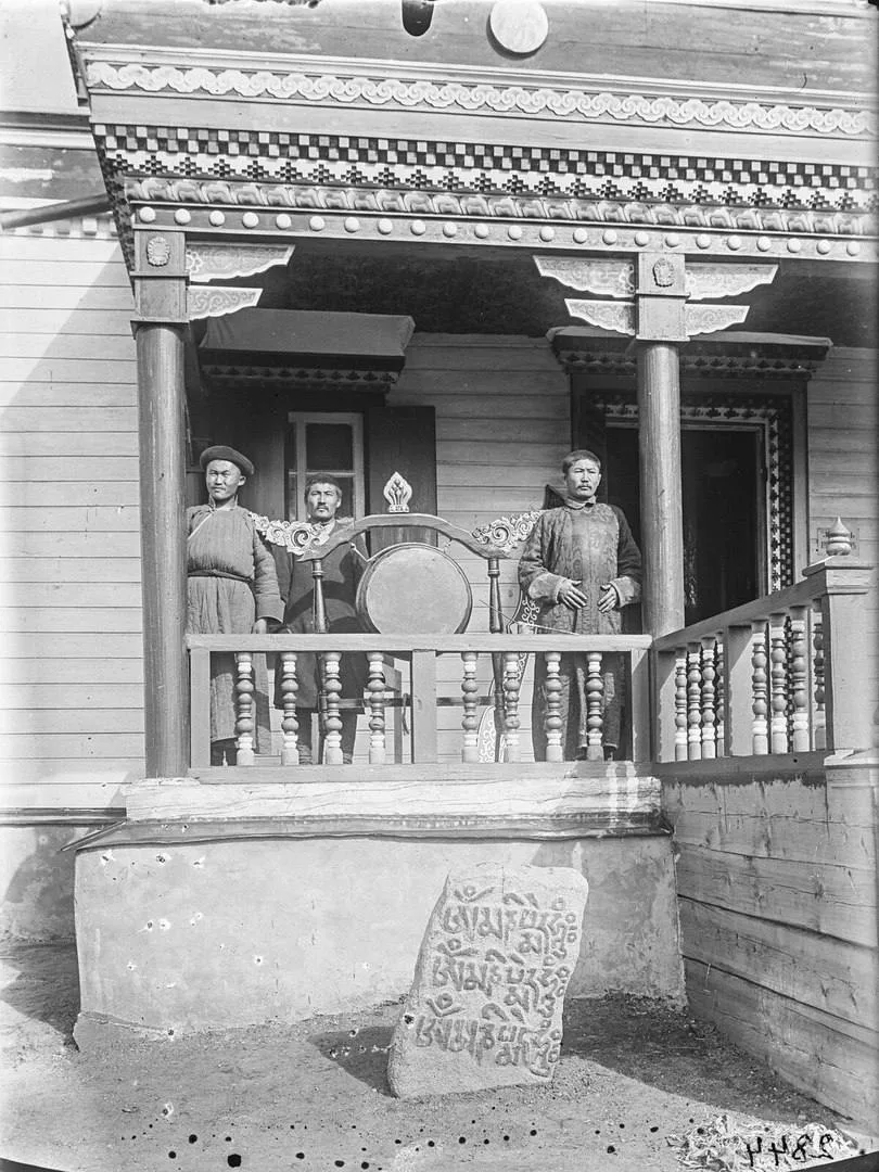 📸 Служители Читинского дацана, 1901 год. Тогда дацан стоял на территории сада Жуковского — там, где