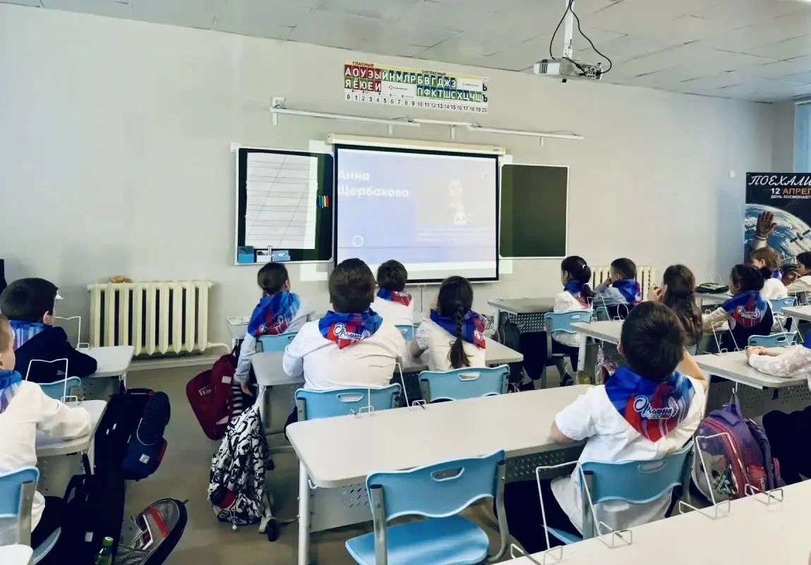 Как совладать с эмоциями❓  📌В лицее утро понедельника для школьников традиционно началось с торжеств