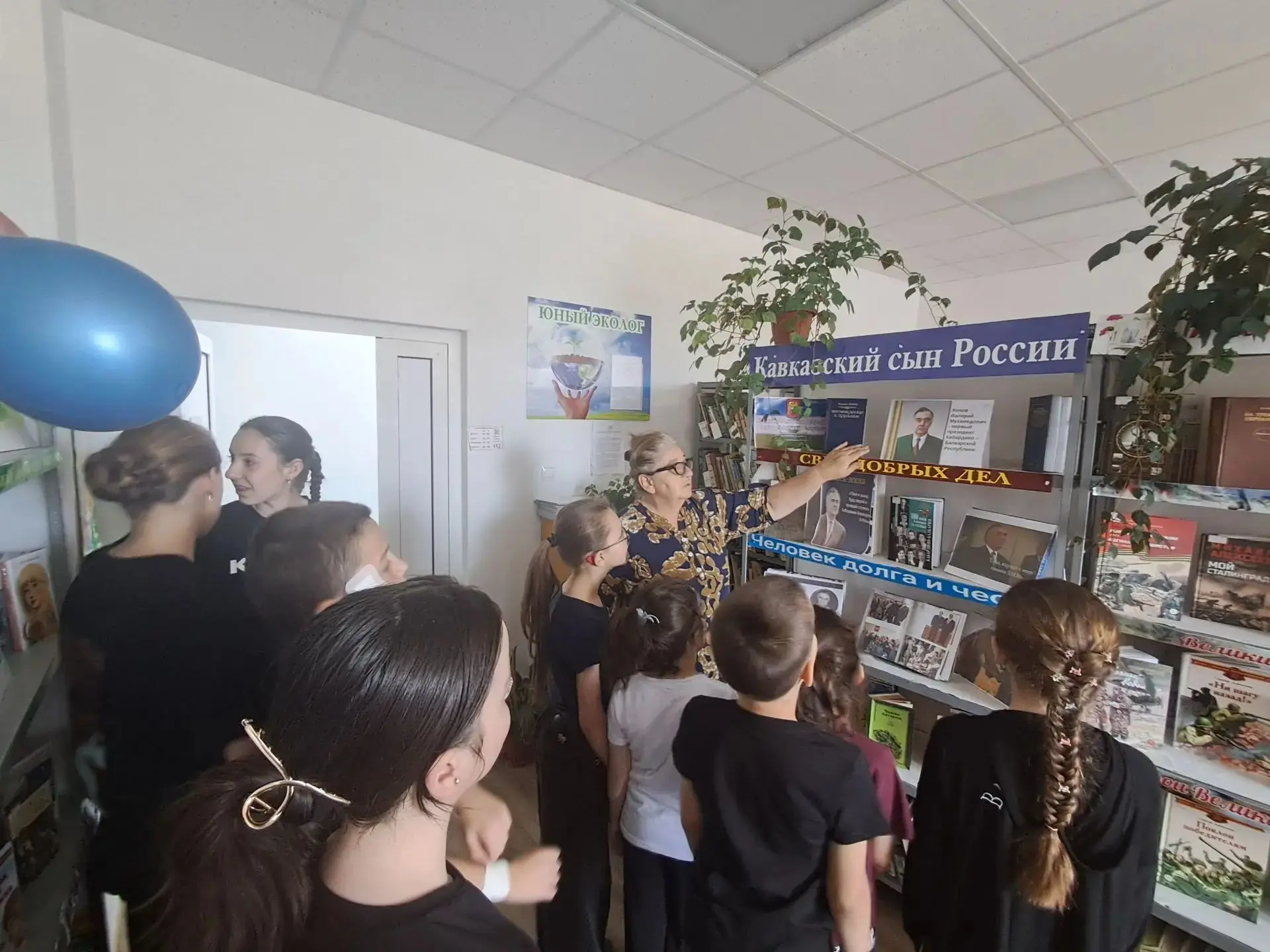 На фоне книжной выставки «Кавказский сын России» в Городской детской библиотеке №2 прош...