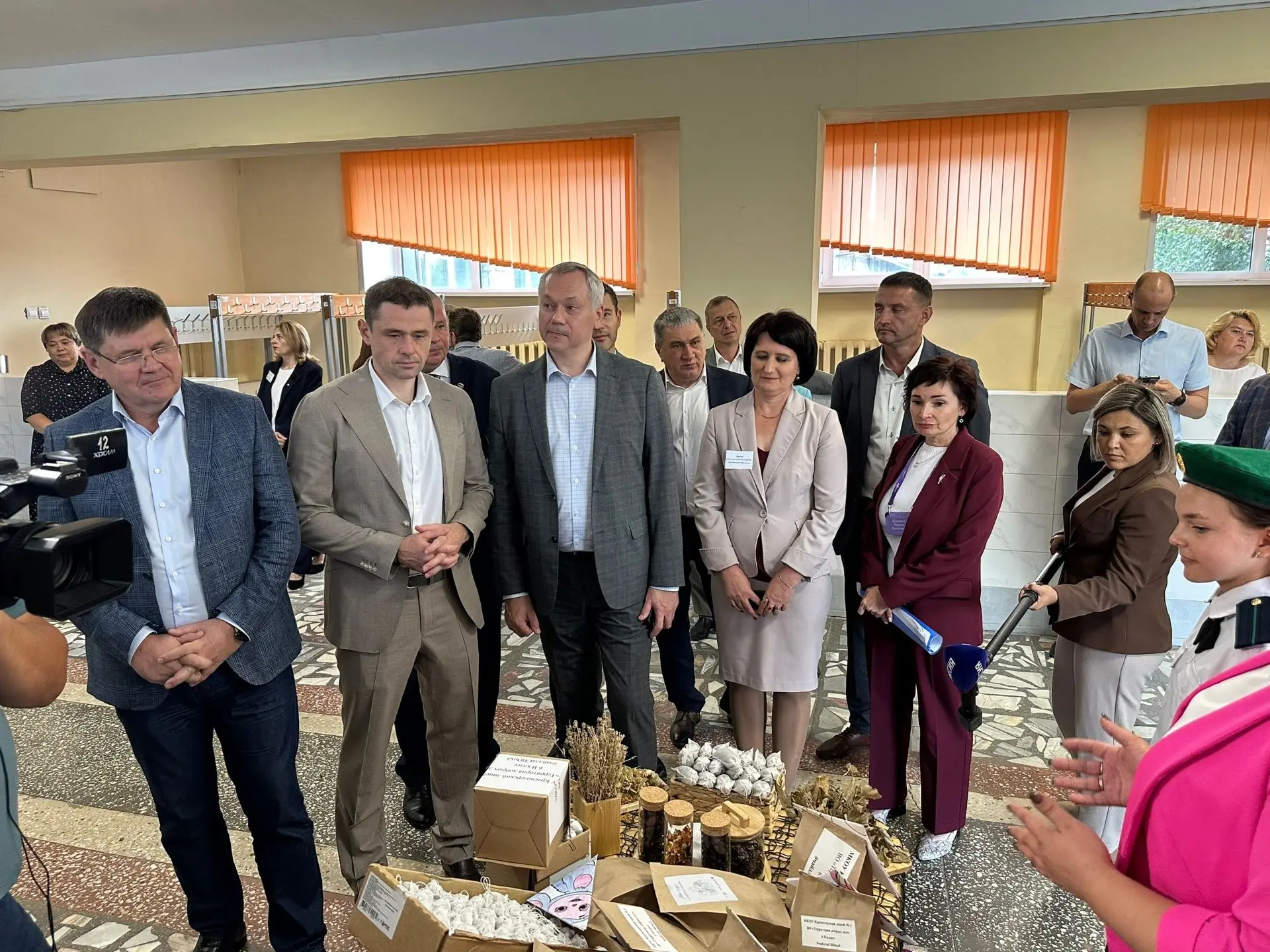 Директор лицея Елена Николаевна Трегубова провела для главы региона и членов делегации ...