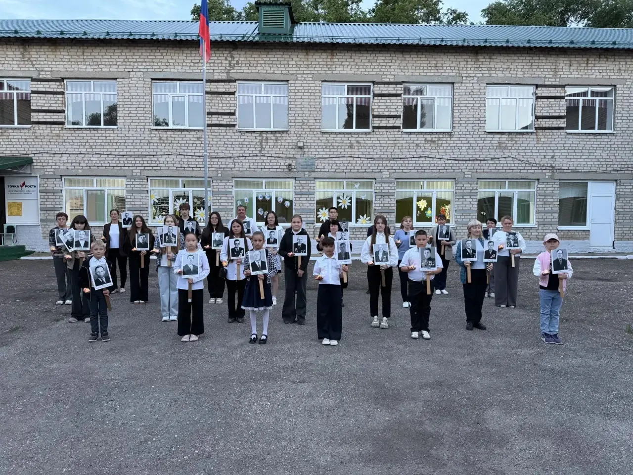 Память, объединяющая поколения
В этот памятный день ученики и педагоги нашей школы присоединились к 