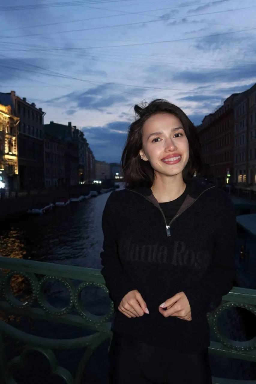 Зачем спать, когда в Питере так красиво и светло? ✨

📸 соцсети Загитовой