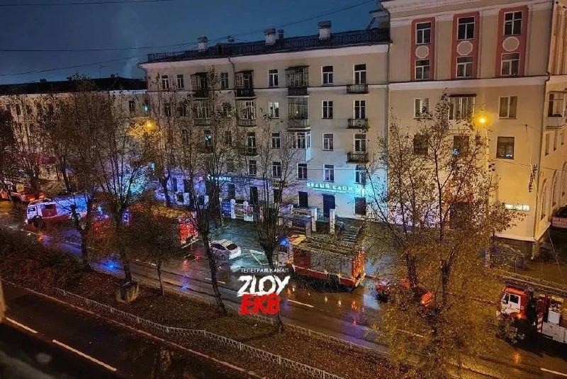 Баумана 2. Из здания общежития эвакуировали людей. На месте было 7 единиц пожарной техн...