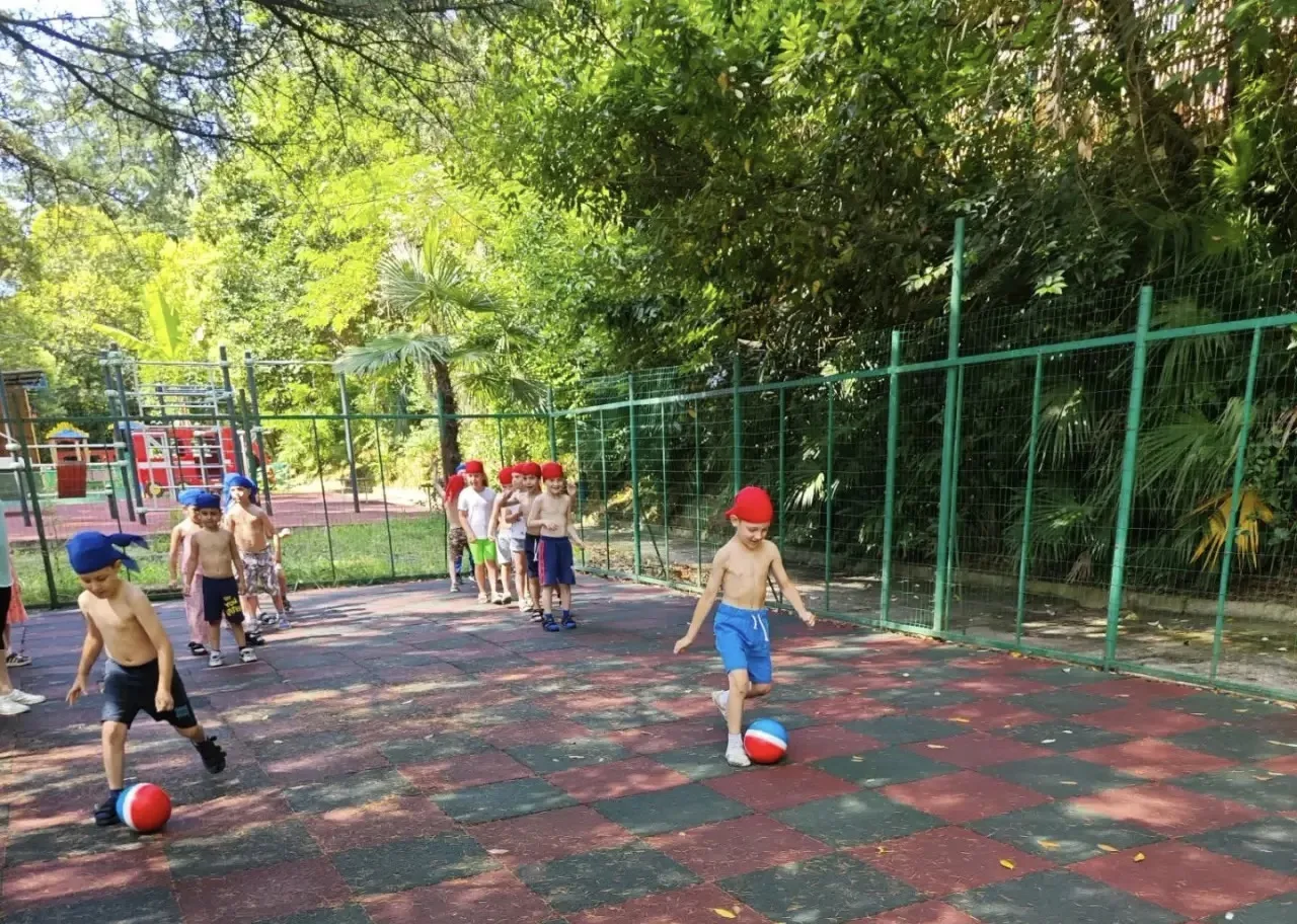 Весело, дружно и спортивно! ☀️🏃‍♀️🏃‍♂️
В старших группах прошли увлекательные эстафеты на свежем в