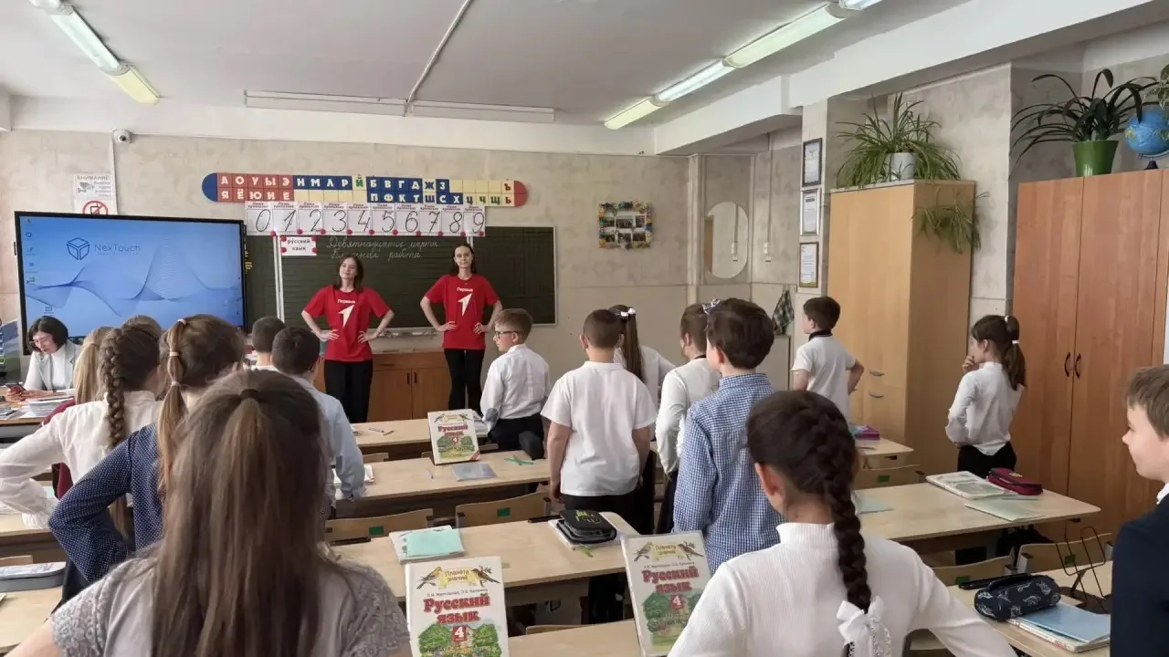 В 4Е классе прошла необычная «Зарядка с рифмой» в честь Всемирного дня поэзии  21 марта, во Всемирны