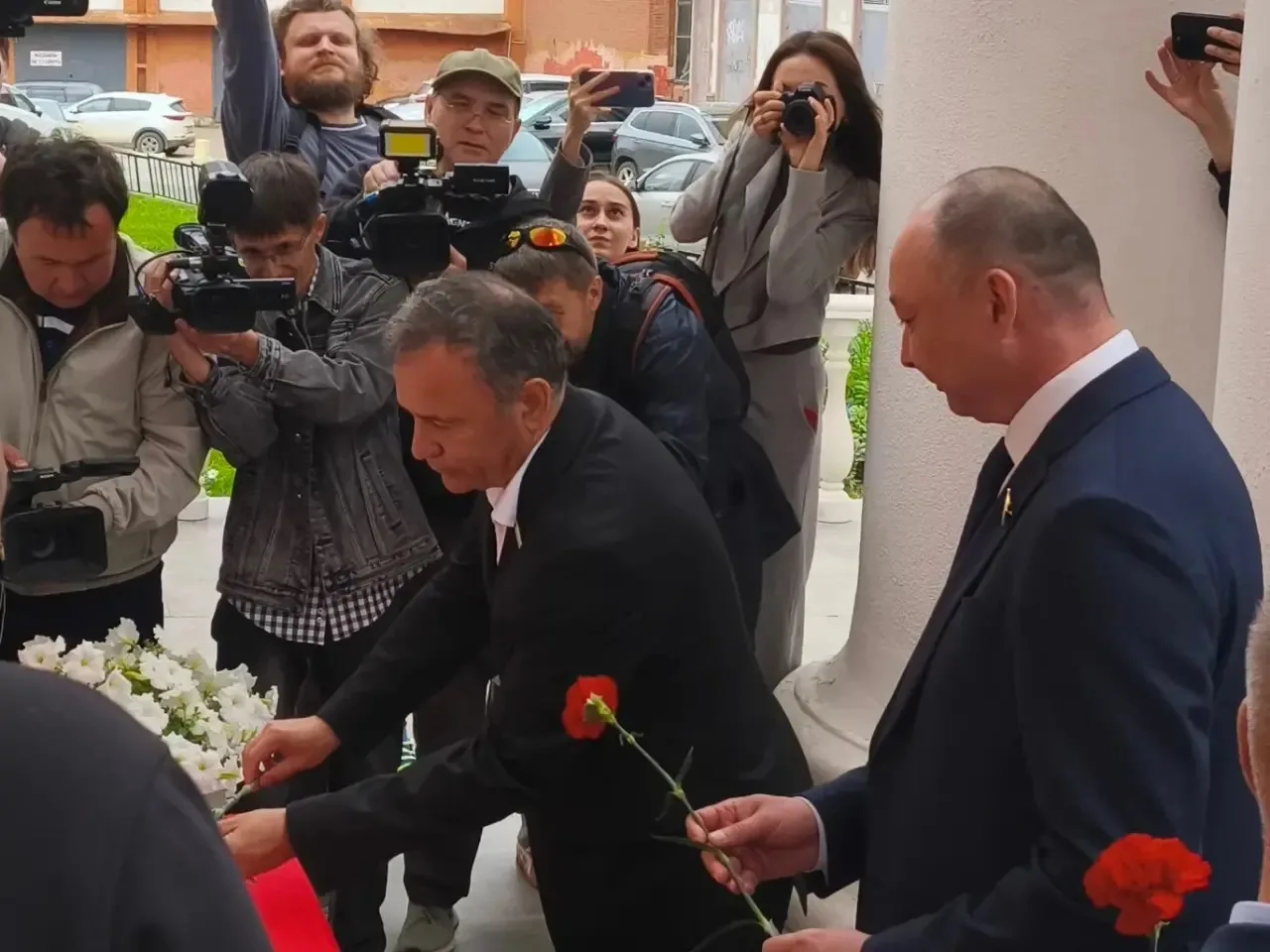 Открыли мемориальную доску памяти легендарного космонавта Владимира Комарова на здании Дома детского