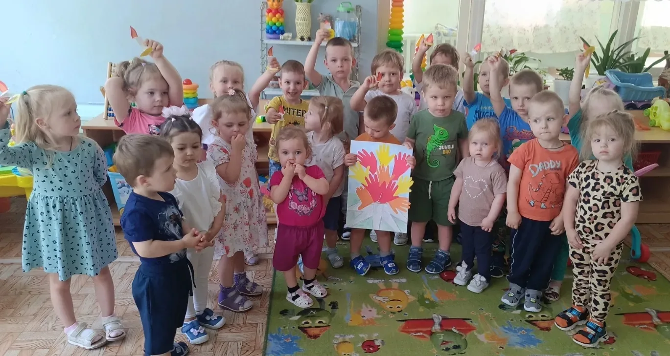 В честь "Дня памяти и скорби" воспитанники младшего возраста тоже приняли участие в  трогательной и 
