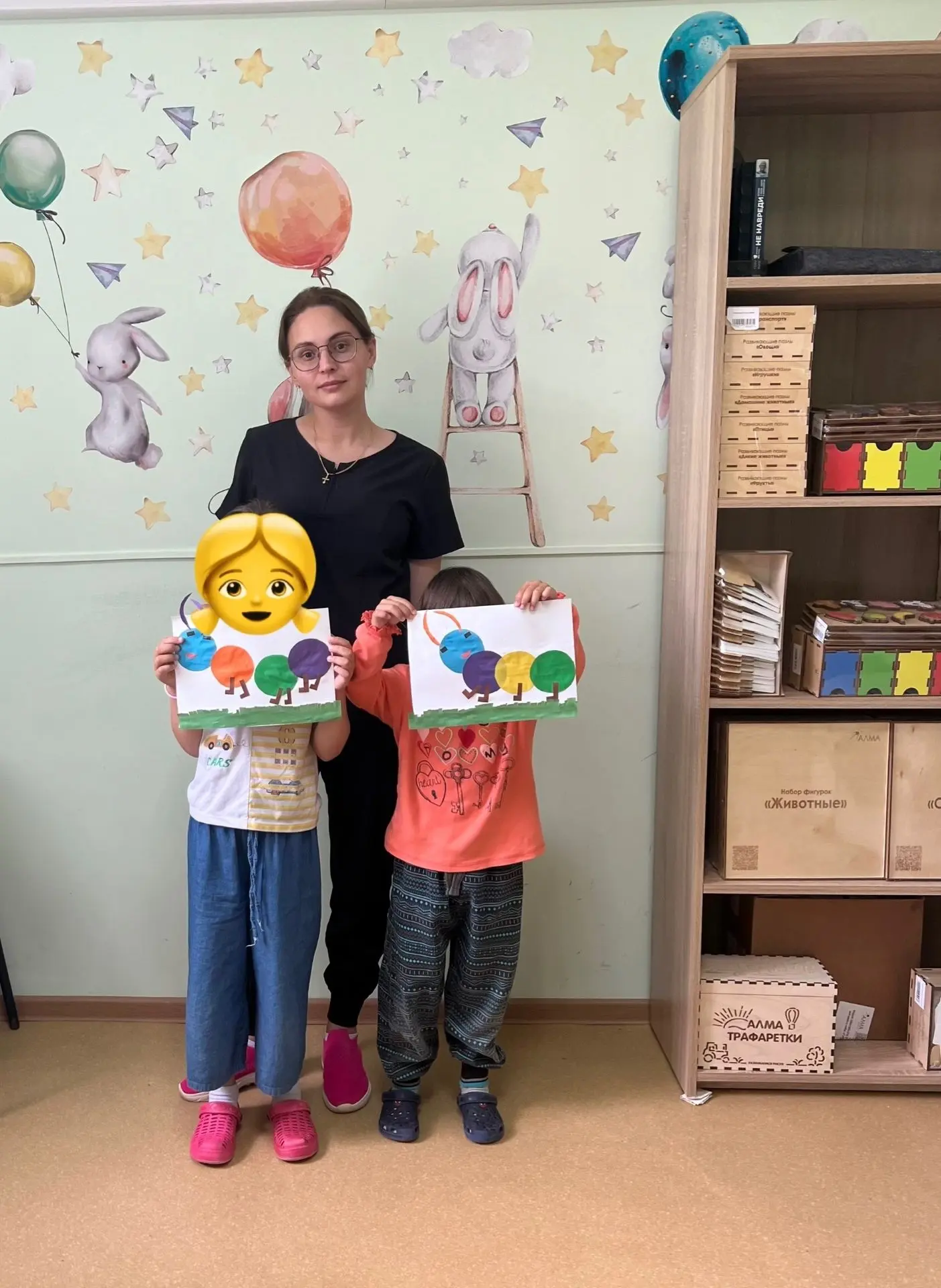 Групповое занятие по аппликации — отличный способ совместить творчество, развитие навыков и общение 