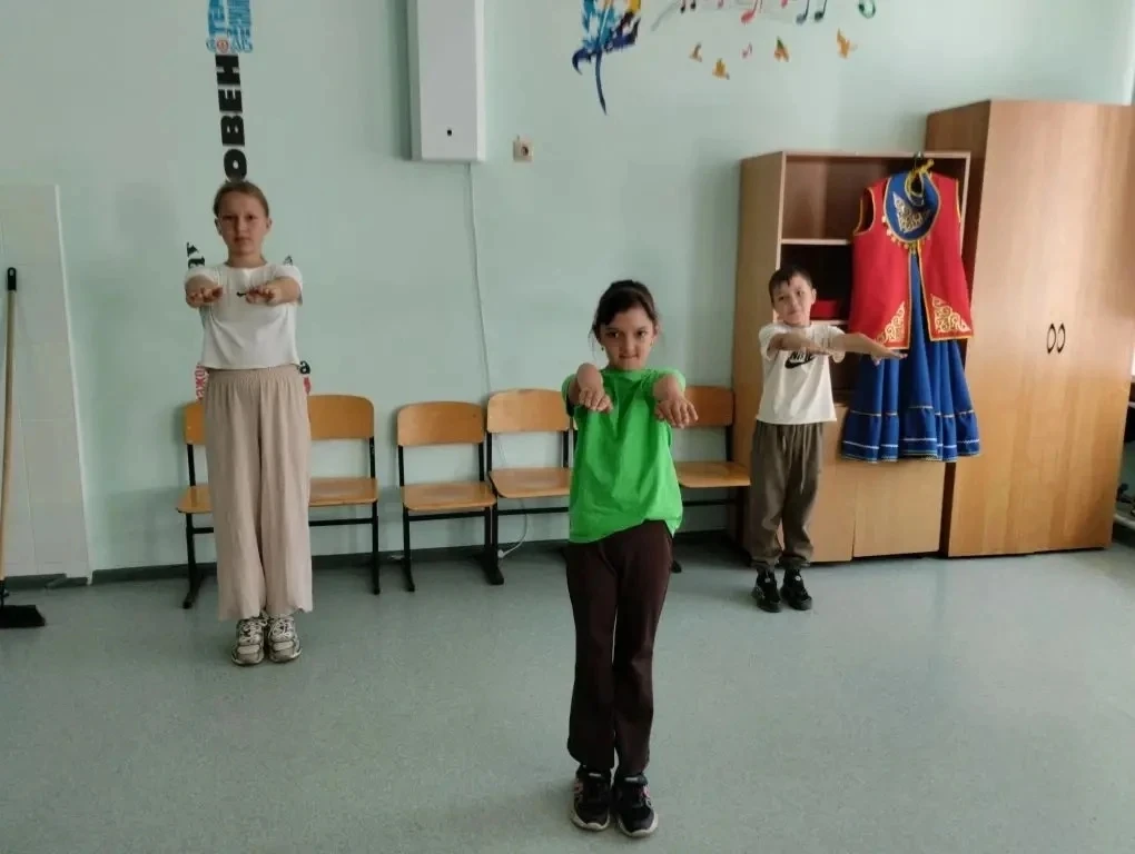 🖍️ День 14-й: День цветных карандашей и спортивного азарта в «Крепышах»!

Сегодня в лагере было по-