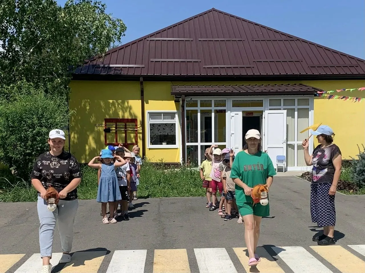 В преддверии Дня семьи, любви и верности родители смешанной дошкольной группы познакомили детей с тр