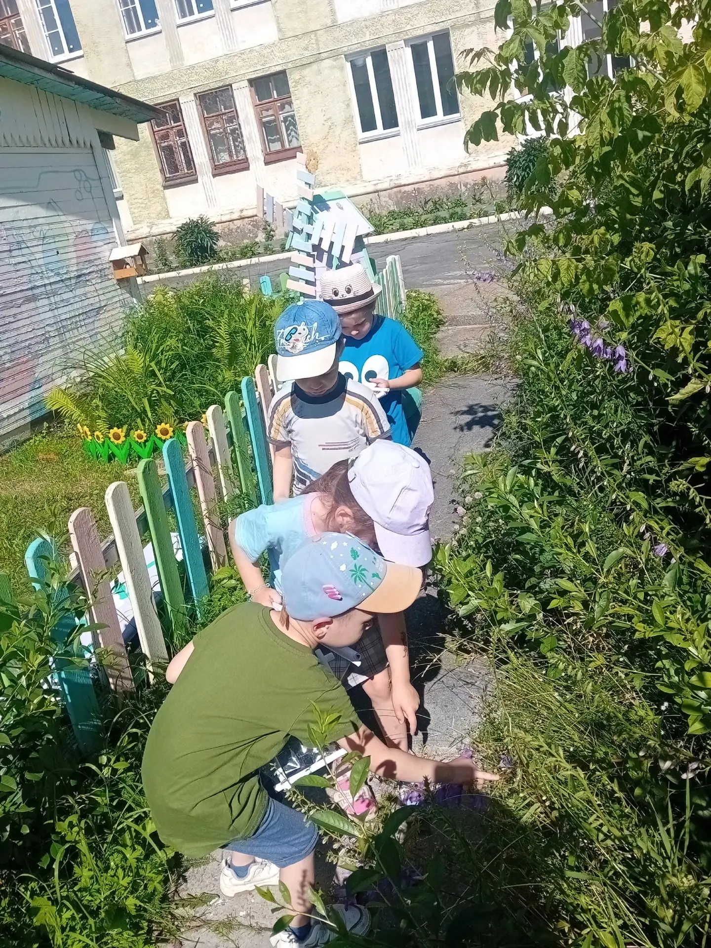 #МБДОУДС27СПТополек
🌞 Ребята из группы «Лучики» превратились в настоящих художников! 🎨
Они создава