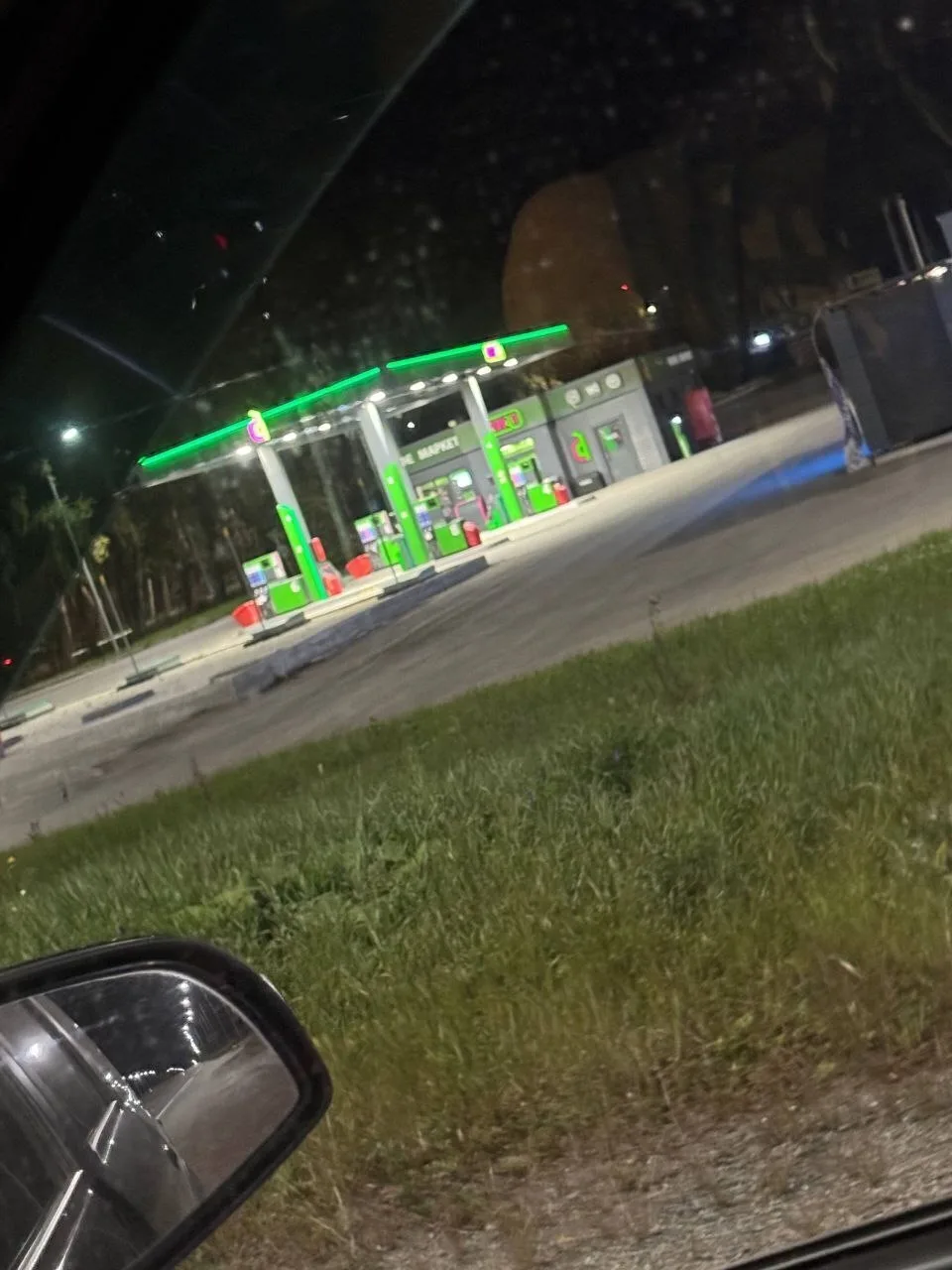 В поселке Октябрьский по Челябинскому тракту есть 95-й по 140 руб. Бензин был ночью и в...