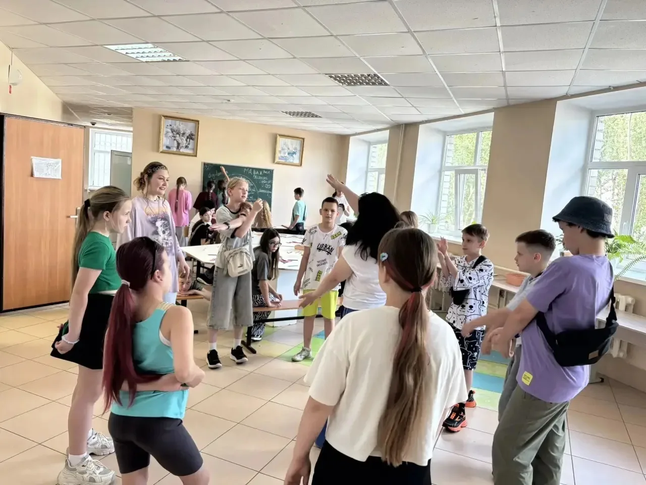 🇷🇺 Ещё один яркий день в нашем лагере!

☝️ Как всегда, утро началось с бодрой музыкальной зарядки,