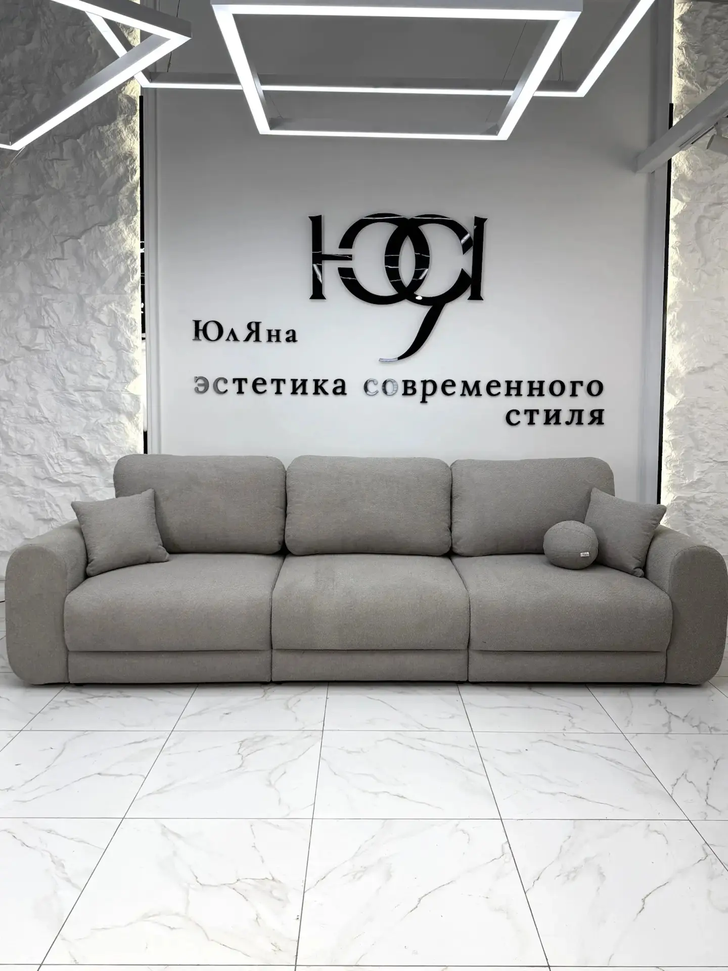 В наличии и на заказ в другой ткани 💫БЕРГАМО  3*90💫
4 категория ткани =134700
Общая длина 330
Меха