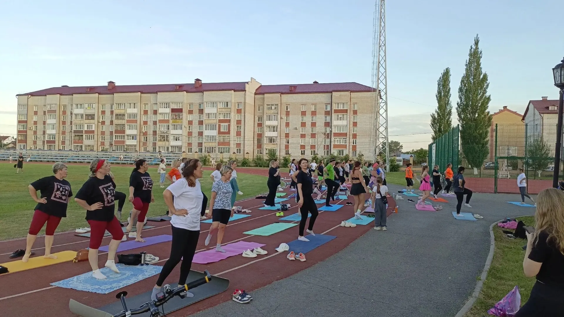 На стадионе «Центральный» кипит жизнь! Здесь продолжается летняя акция «Спортивное лето с Первыми».
