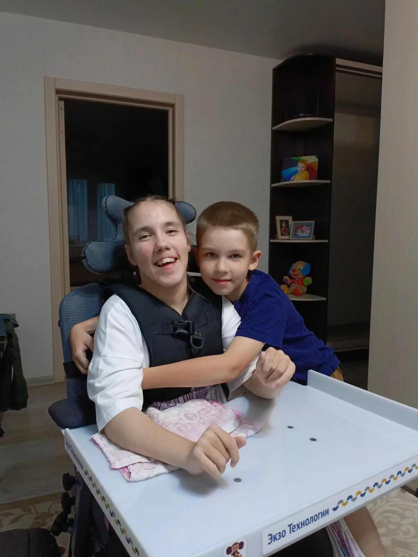 А Уля как рада, что брат приехал 😅