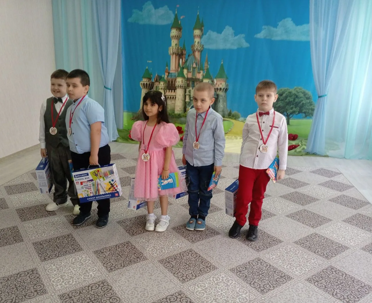 Сегодня, 29 мая, нарядно украшенный музыкальный зал последний раз принимал в свои объят...