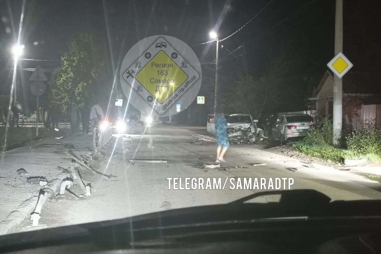 Сильное ночное ДТП в Кинеле
Повреждено ограждение , столб и стоящая около дома Рио

⚡ — мониторинг у