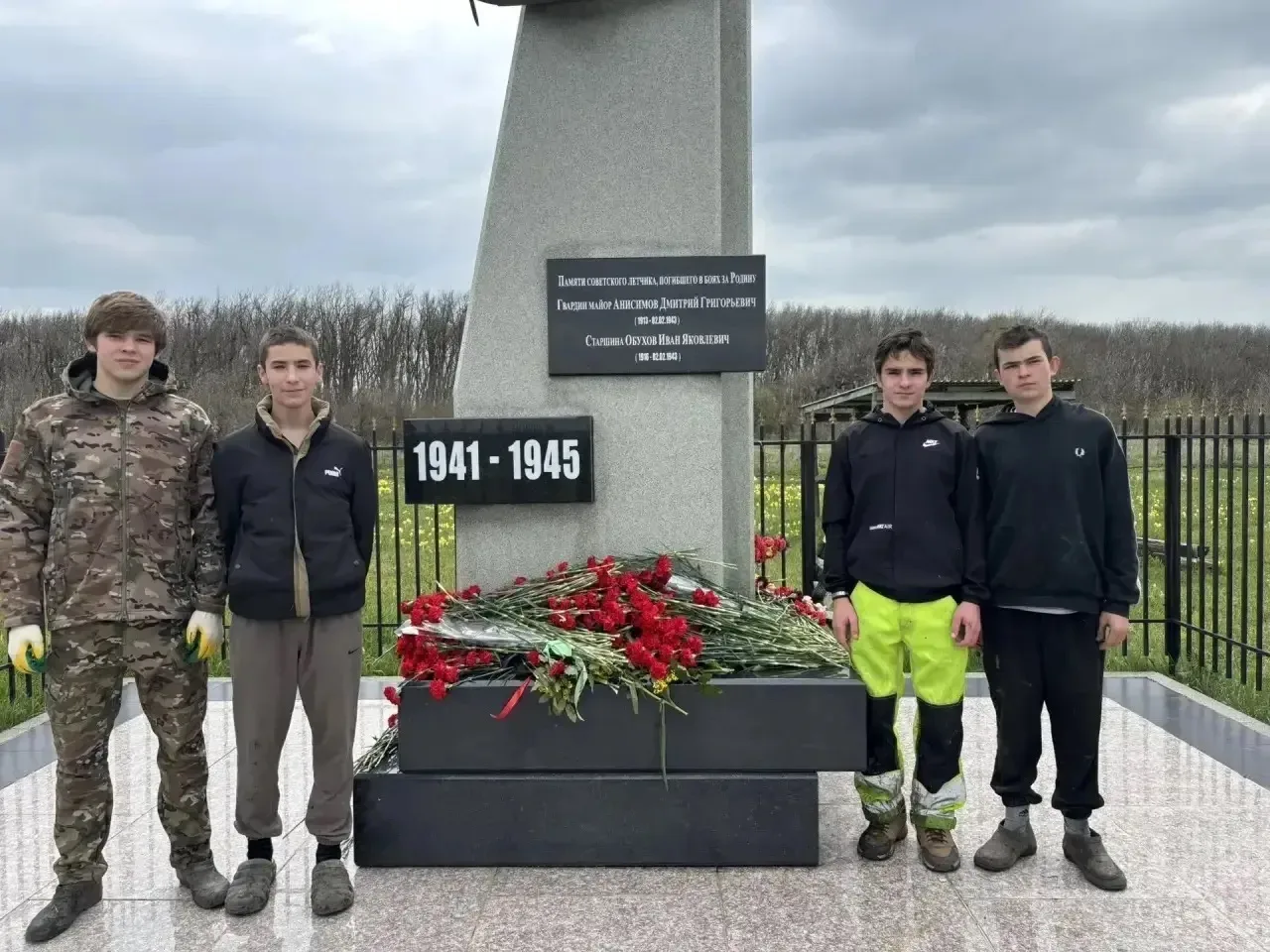 В преддверии Дня Победы учащиеся 8-9 классов провели акцию «Чистая память», которая был...
