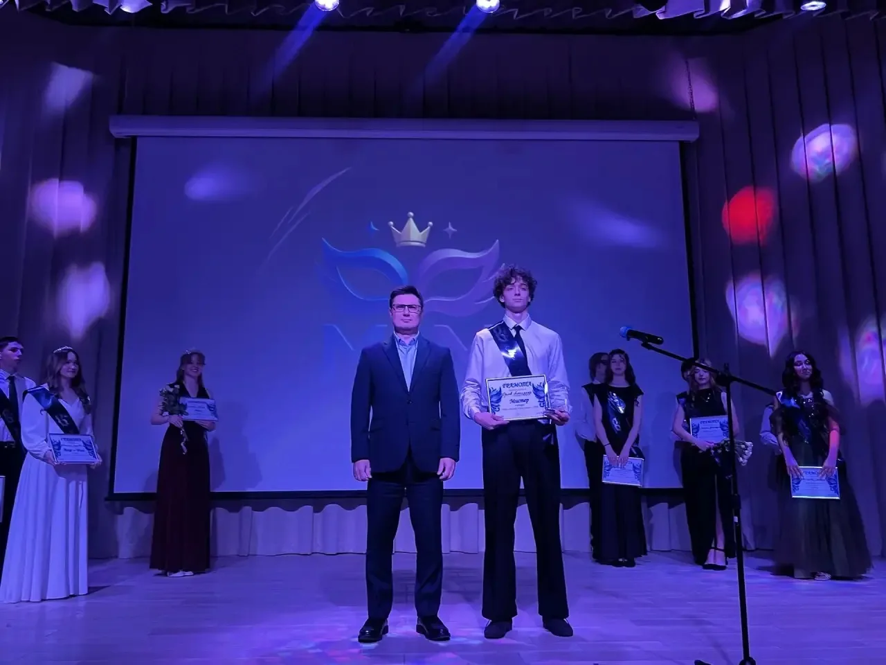 ✨ Прошёл конкурс «Мисс и Мистер школы-2026: Герои романа»! ✨  💃🕺Среди старшеклассников прошёл традиц