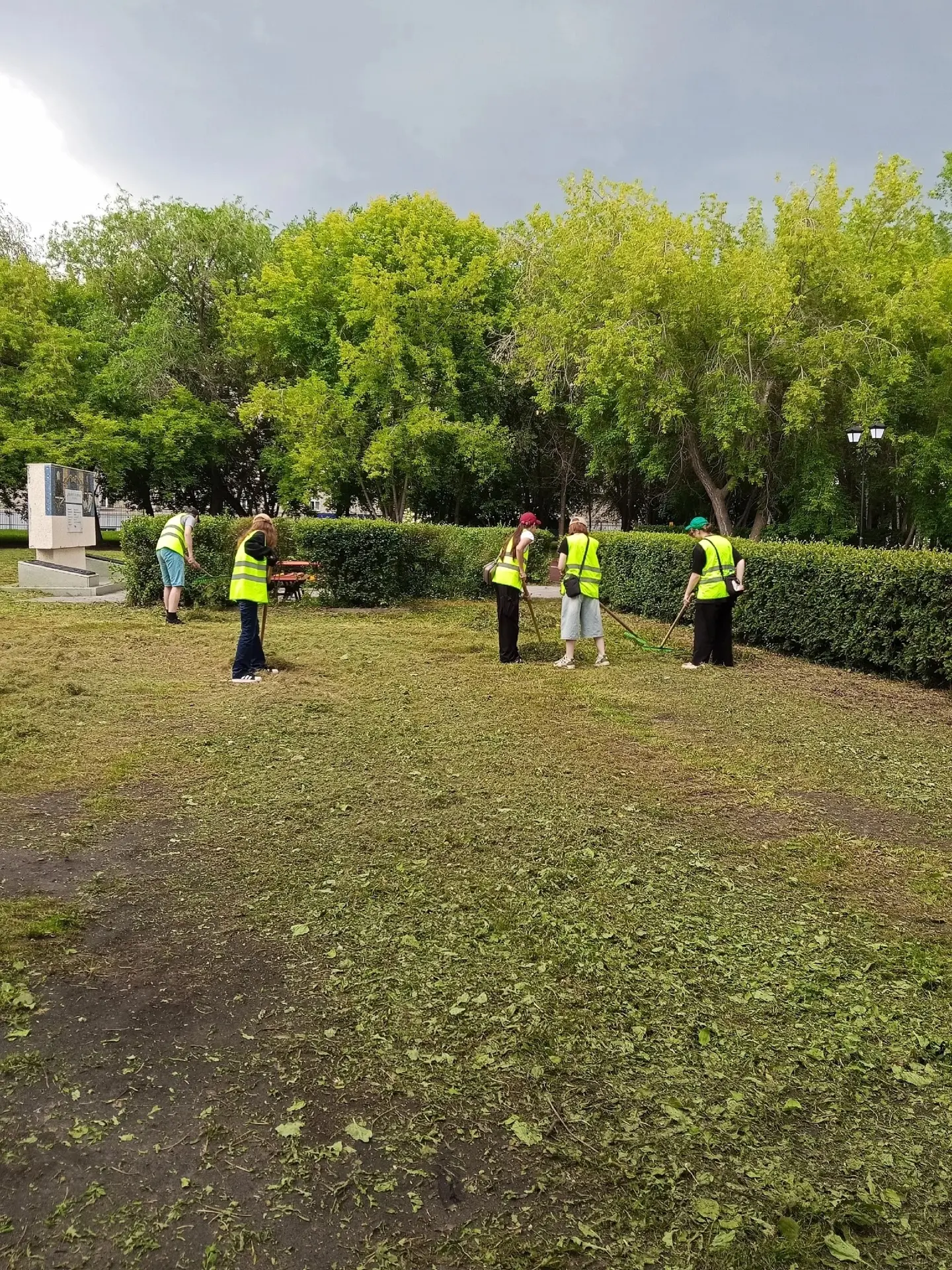 🌱Наш трудовой отряд на субботнике! 🌳
Сегодня наш трудовой отряд вышел на свежий воздух городского 