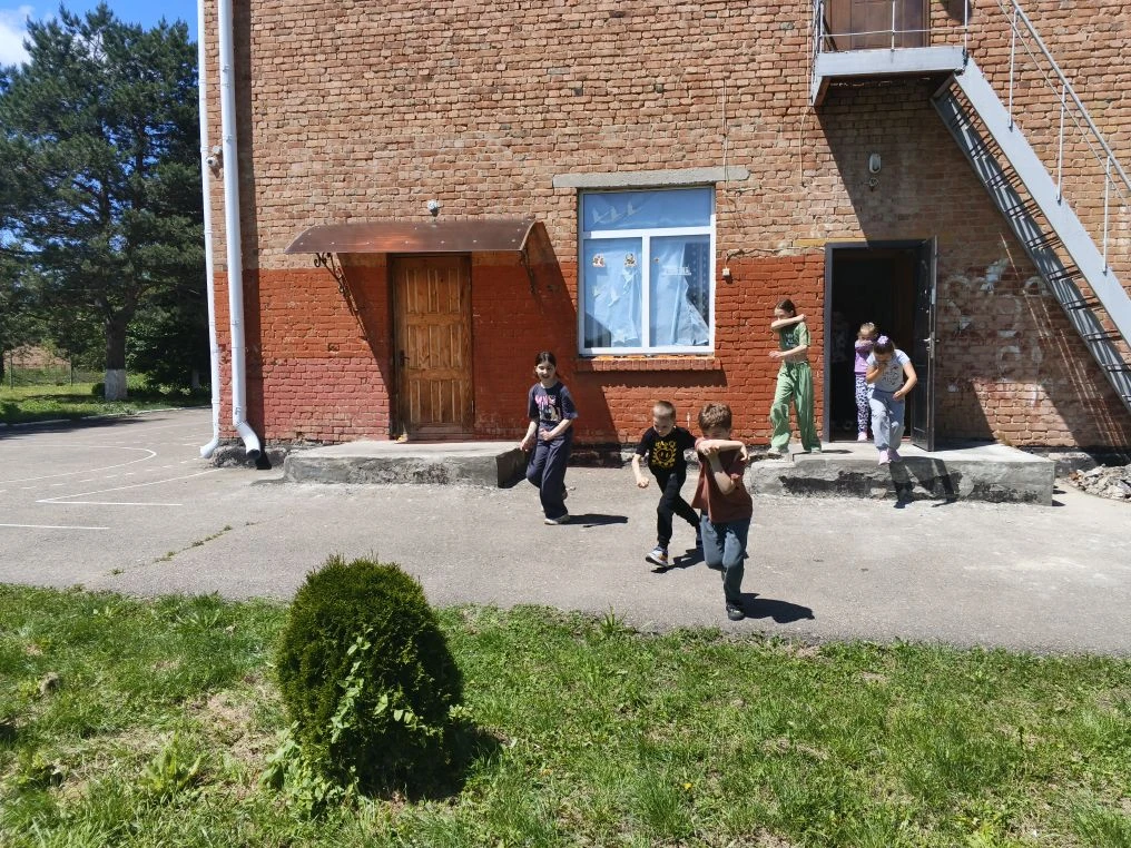 В МОУ СОШ №18 станицы Григорополисской в пришкольном лагере "Юные патриоты" забота о бе...