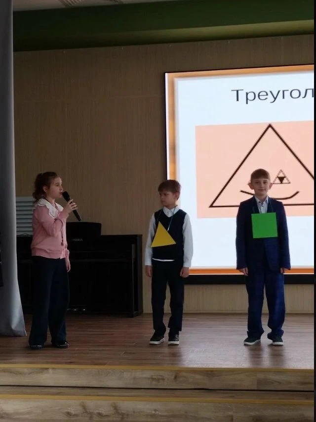 КВН по математике между учениками 2А и 2В классов прошёл в актовом зале лицея! Ребята активно участв