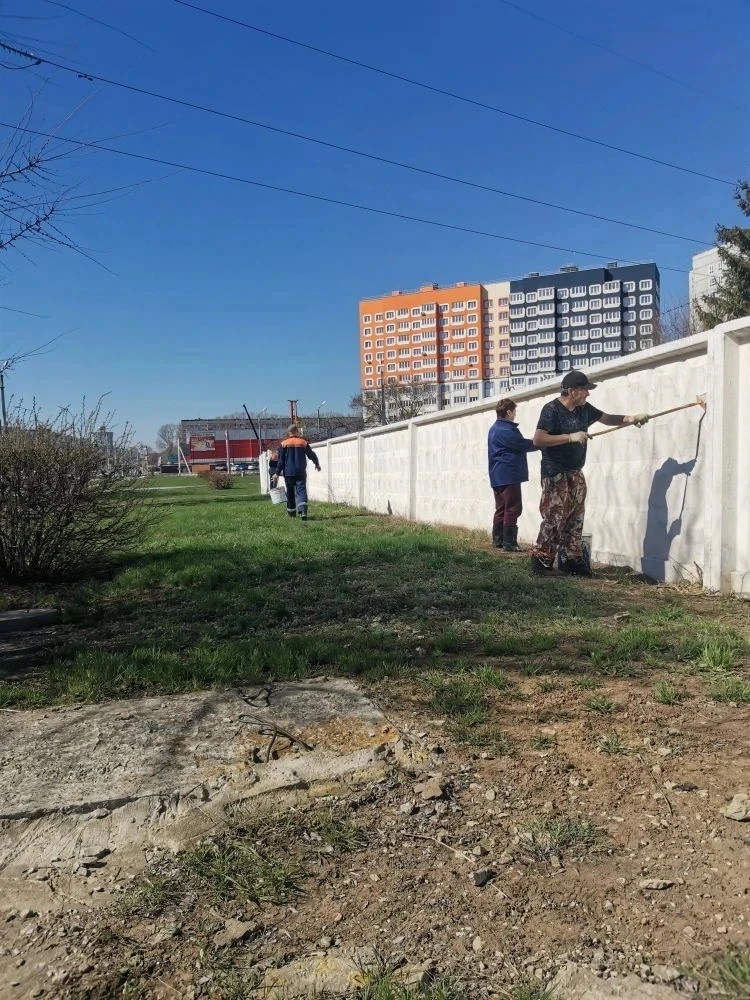 🏞️ Чистота начинается с нас: санитарная пятница в городе  Сегодня, благодаря инициативе главы города