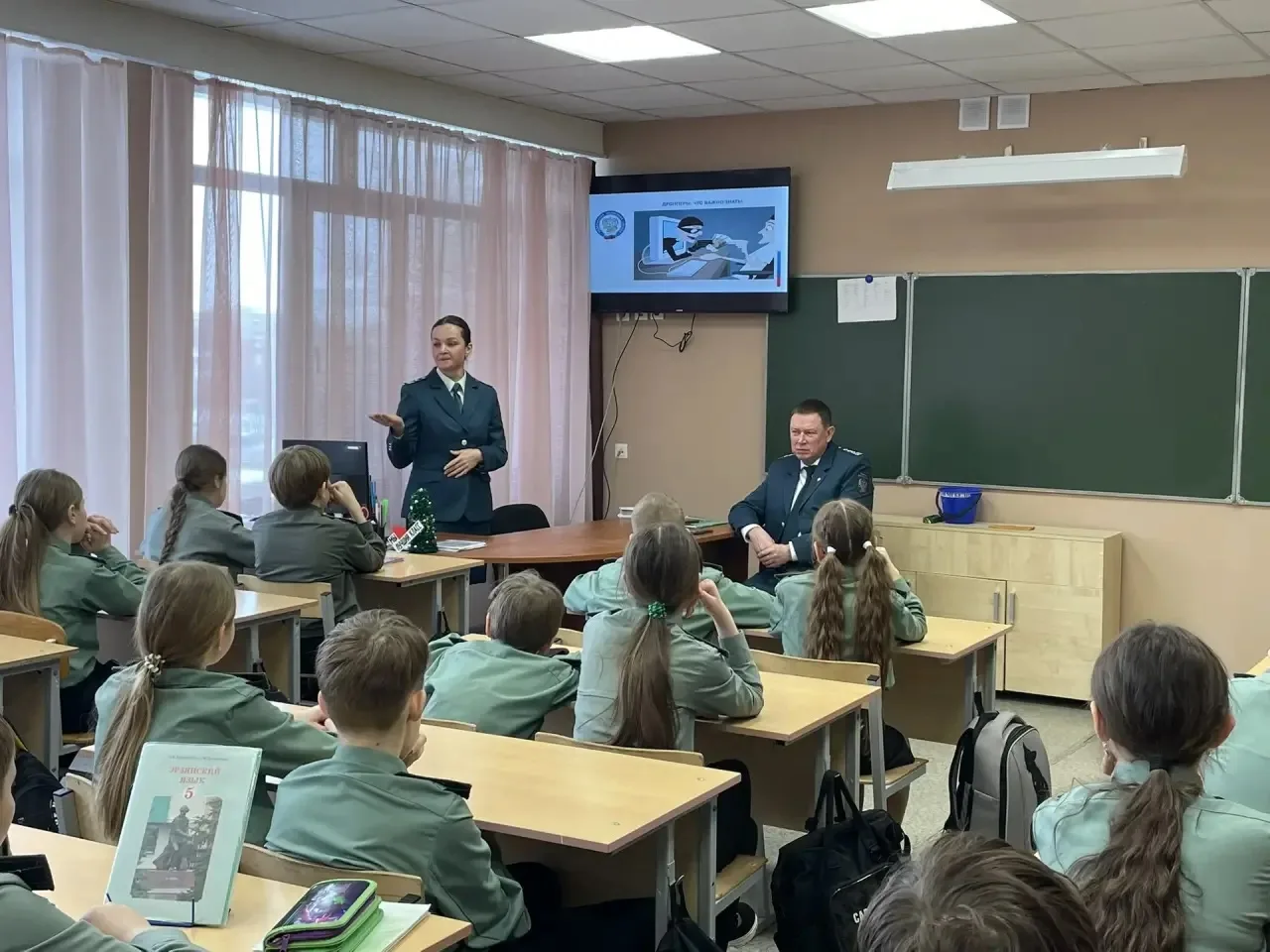 📣 Интересный урок в 5 «А» классе!  Сегодня представители Налоговой службы провели познавательную бес