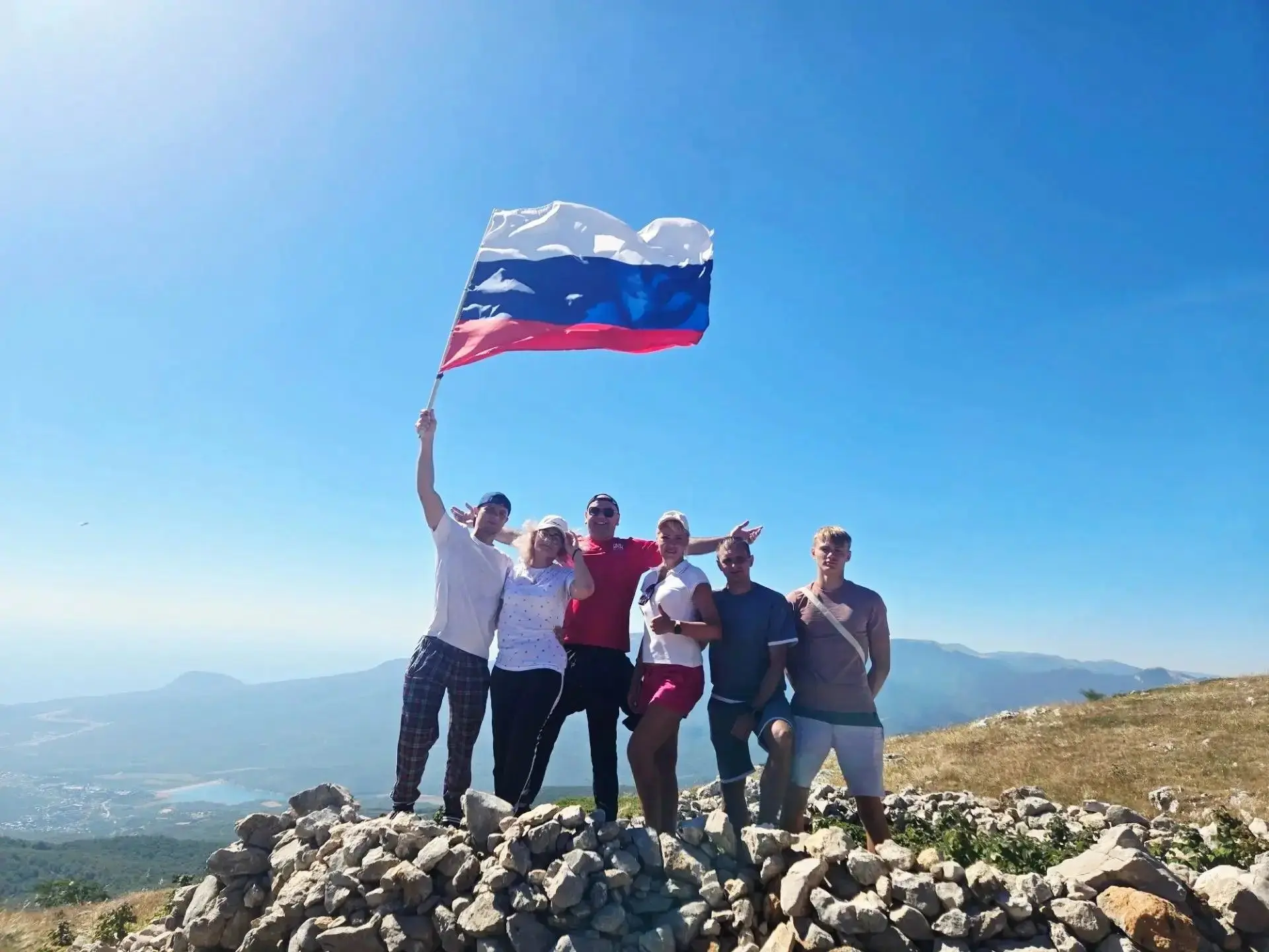 Сотрудники УФСИН России по Республике Крым и г. Севастополю водрузили Флаг России на од...
