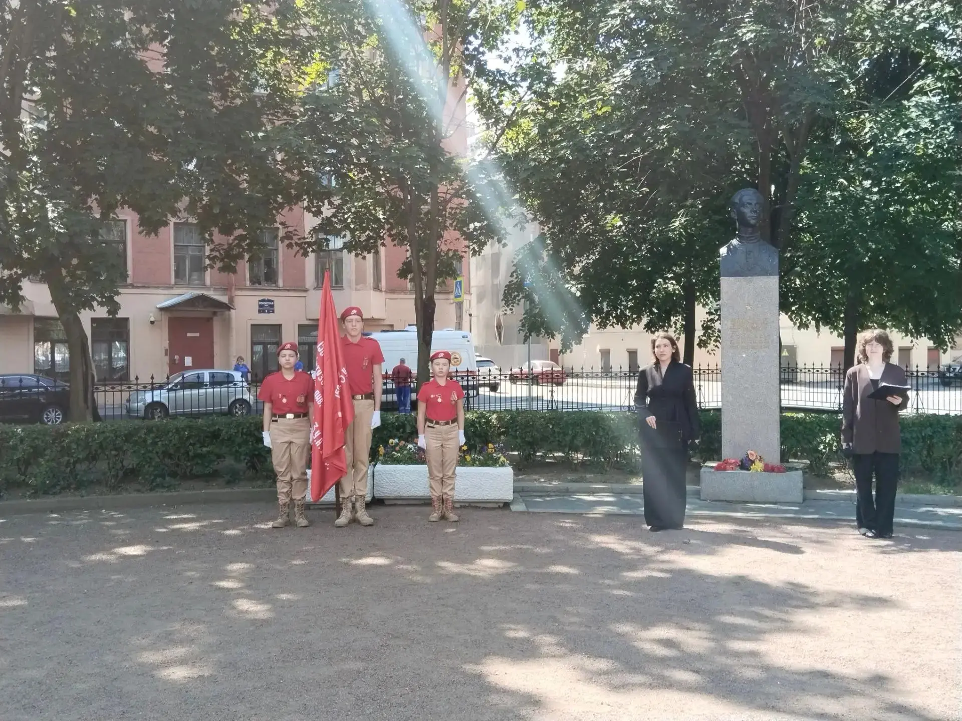 🎗 Мы склоняем сегодня знамёна и головы перед подвигом народа

🥀 Сегодня, в памятную дату, в день 8