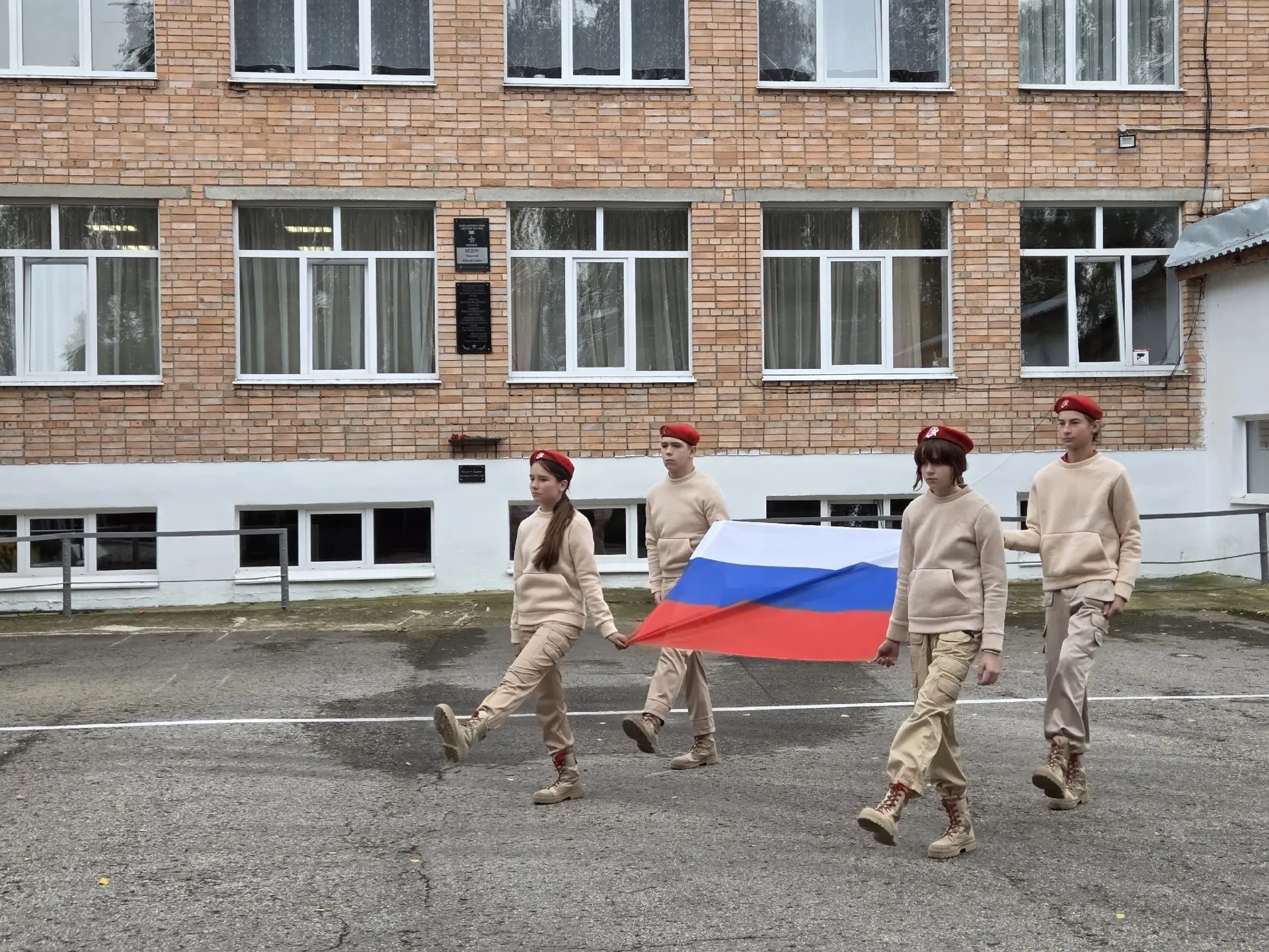 🔔 Начинаем новую учебную неделю по традиции с церемонии поднятия флага и исполнения ги...