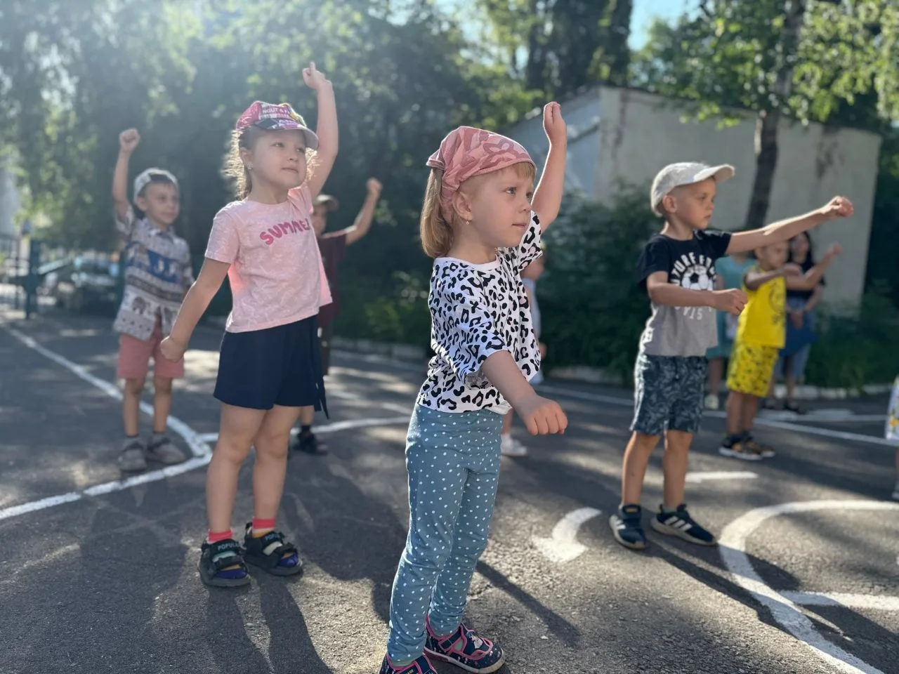 🌞 Начинаем день с улыбки и движения! 🌞

Каждое утро в нашем детском саду проходит весёлая зарядка!