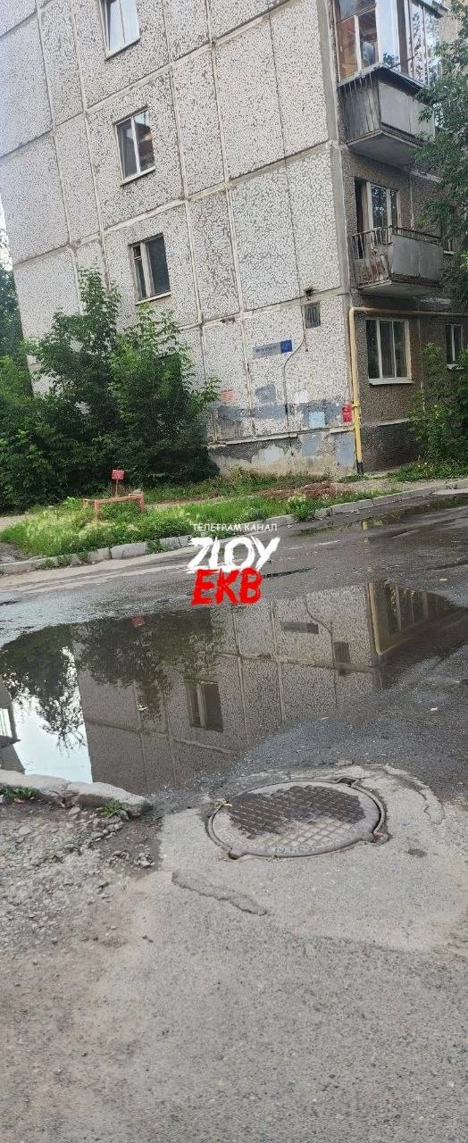 Металлургов 40/1 лужа не уходит. На дне дренажный колодец, который никто не чистит.