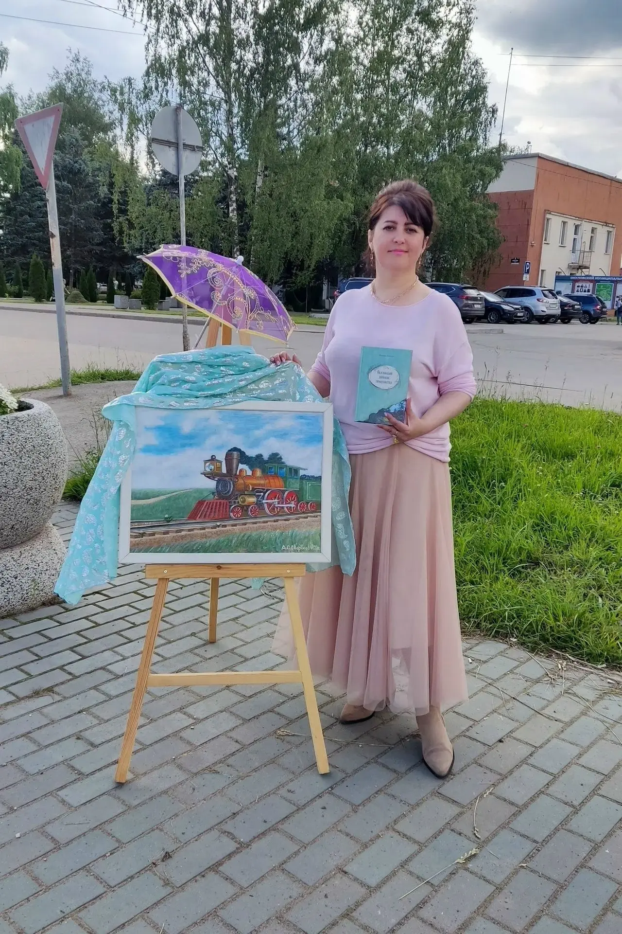 19 июня жителей Окуловки сотрудники Библиотечно-информационного центра Марина Паскуль и Анастасия Ва