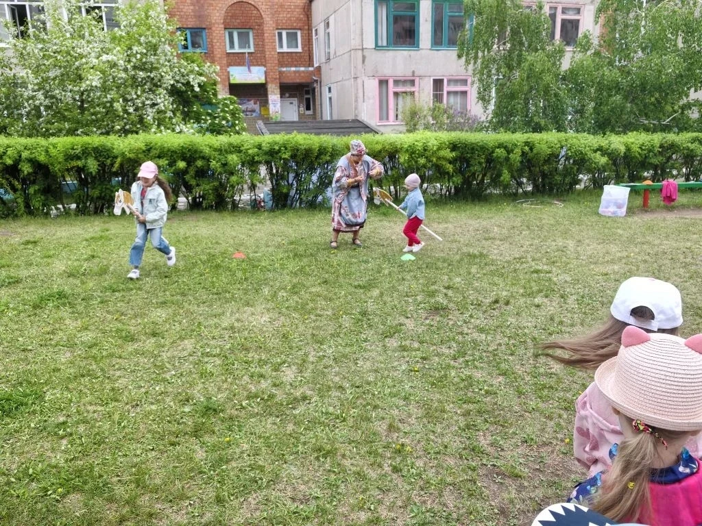 Сегодня, в нашем саду мы празднуем день рождения нашей страны - России! Дошколята танце...