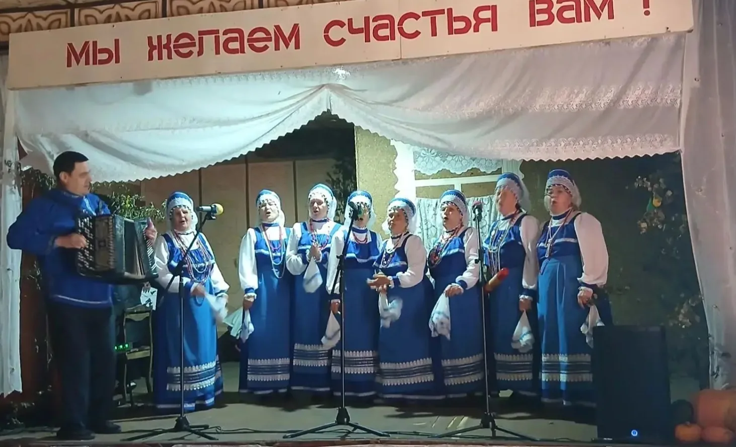 Накануне Международного дня пожилого человека работники культуры и самодеятельные артис...