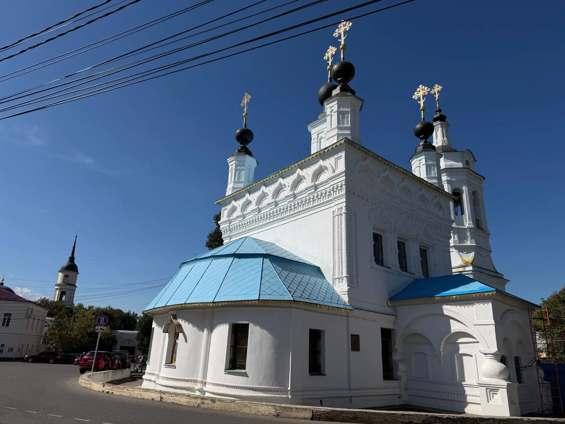 🇷🇺 Сегодня рано утром десант из иностранных блогеров и журналистов прибыл в Калугу, ч...