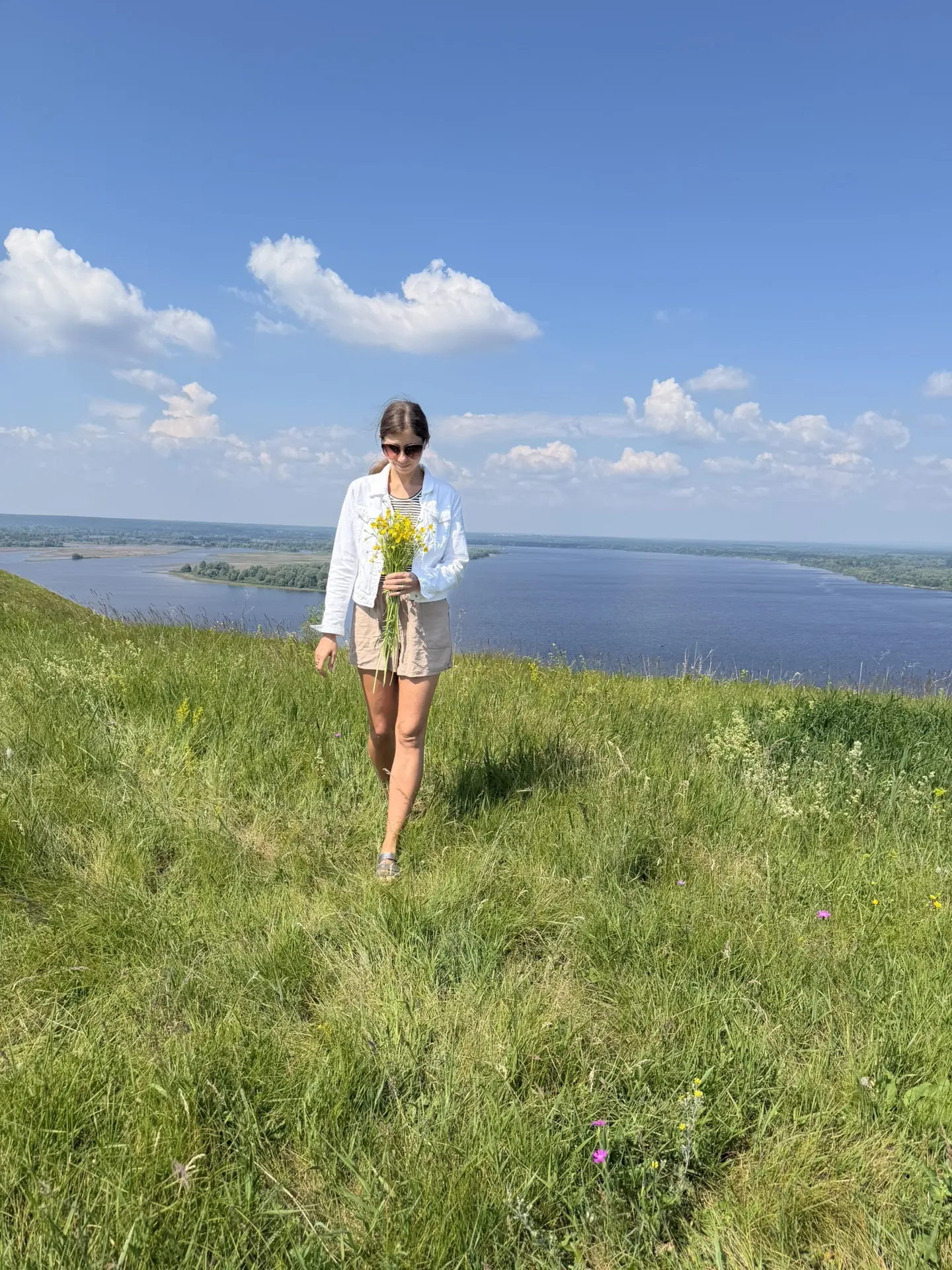 Час на машине и ты в прекрасном  месте с видом на Волгу🌸 

Отпуск мне пока не светит, так как я сам