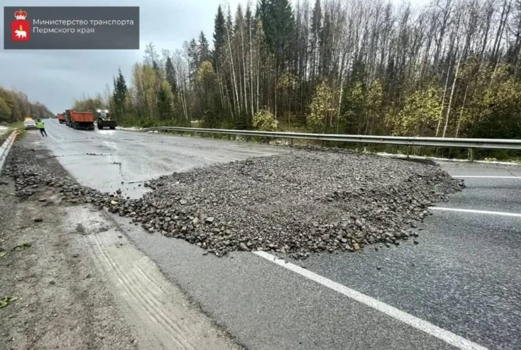 Рабочие засыпали провал на трассе Полазна-Чусовой в Пермском крае. Понадобилось 500 тон...