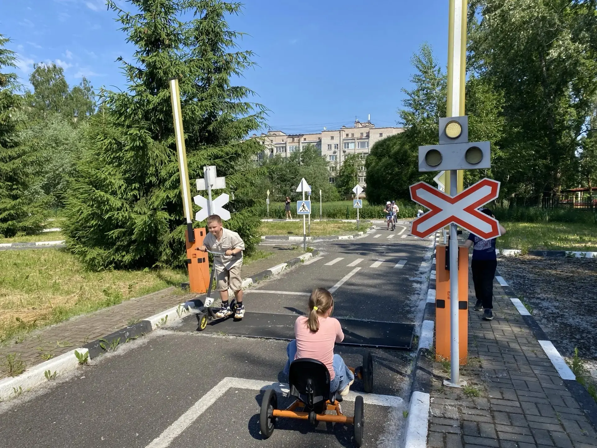 ☀️ ДЕНЬ 🔟 пришкольного лагеря «Солнышко»: СВЕТОФОР, ВОДА И ЗАКАЛКА ХАРАКТЕРА!