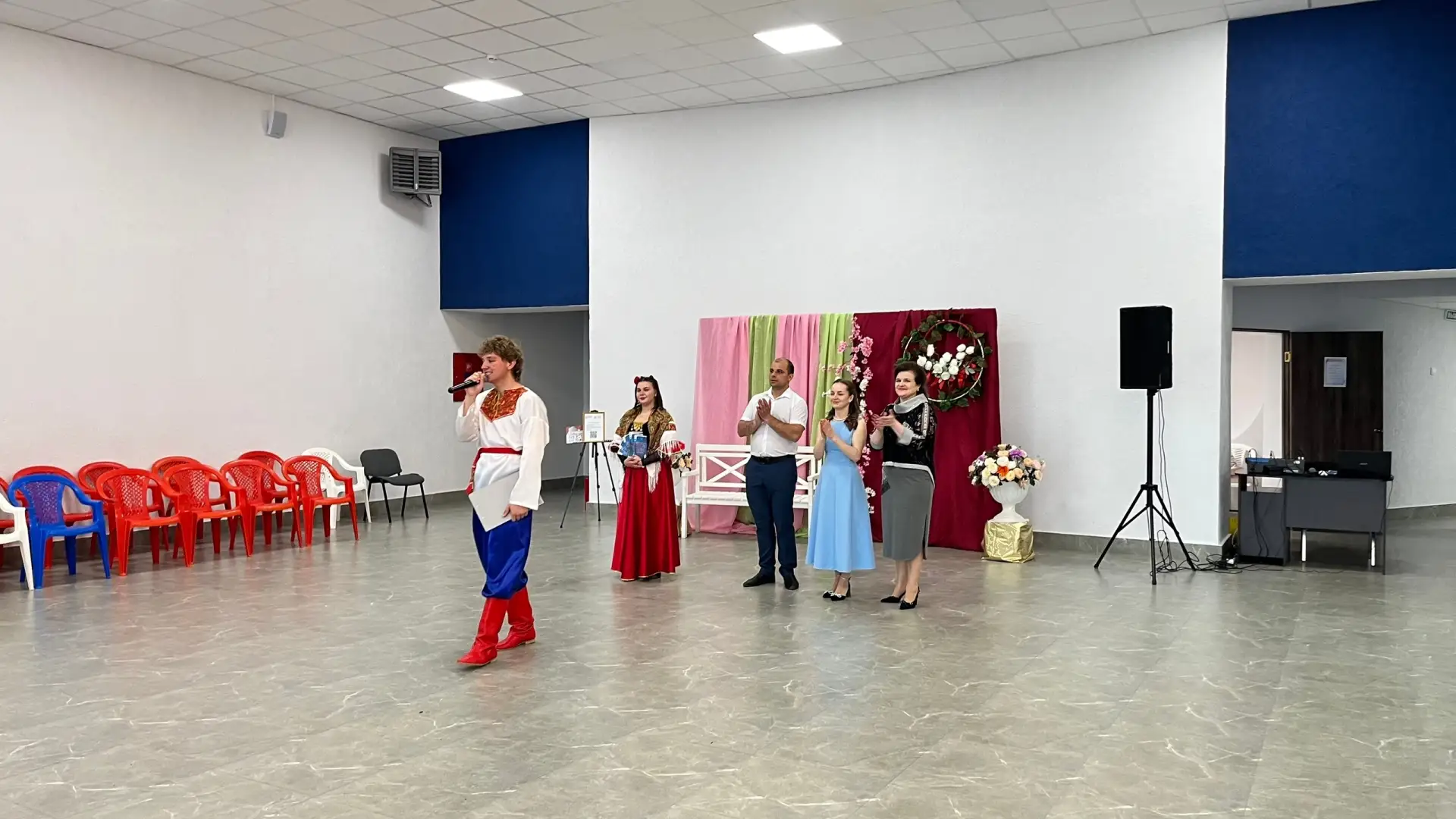 В МКЦ "Русь"состоялась концертно - развлекательная программа "Нам года - не беда"
