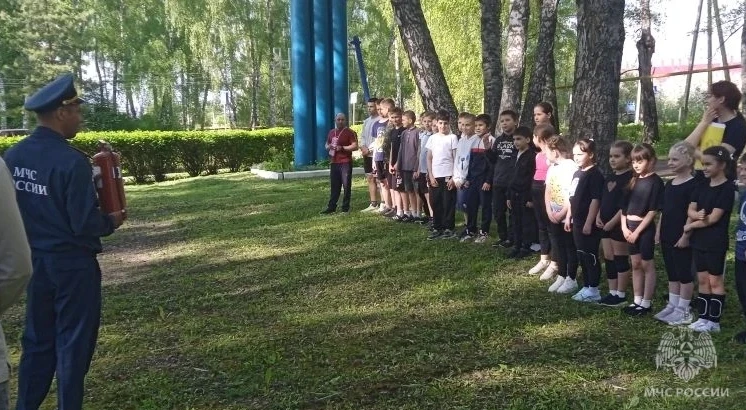 🔘Сотрудники МЧС России провели занятие по пожарной безопасности   В преддверии школьных каникул сотр