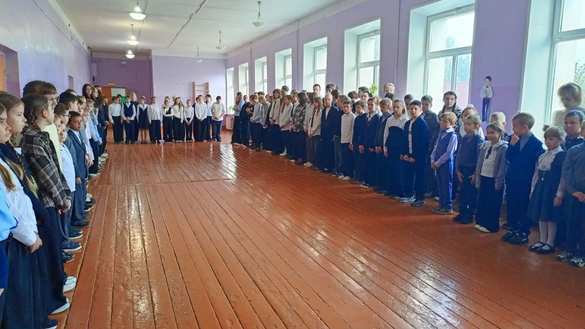 🚀 Новая неделя — новые вершины: традиционная линейка в нашей школе!