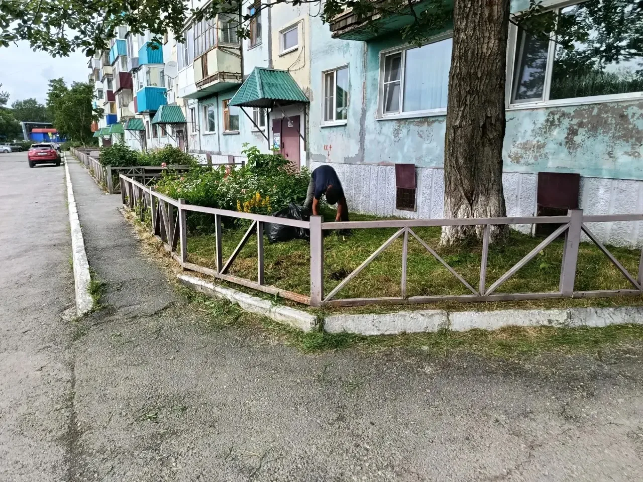 Работа по содержанию домов ведется без остановки по кругу, о местах скопления мусора мо...