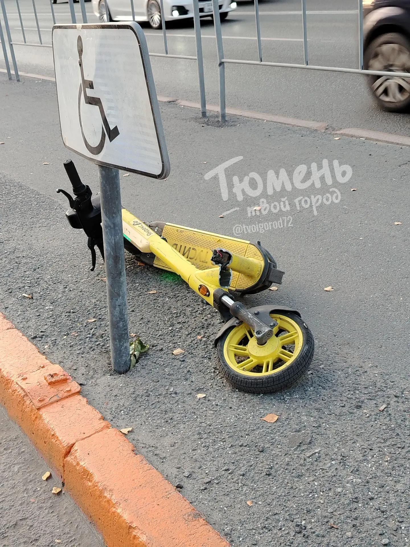 Кто-то явно недолюбливает электросамокаты, уже не первый переломленный напополам электр...