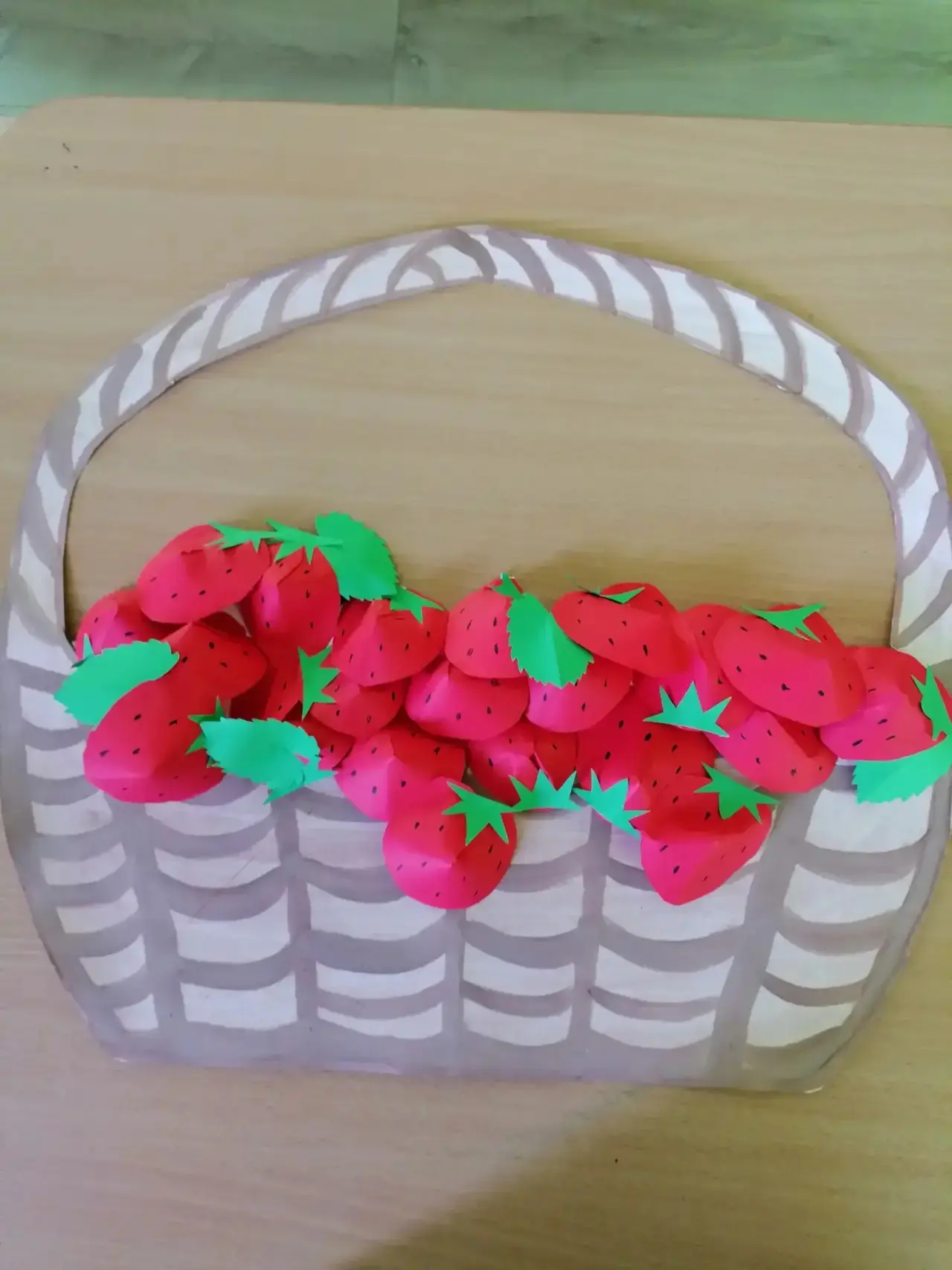 День сладкой клубники 🍓🍓🍓
Наши ребята с удовольствием выполнили коллективную аппликацию-Клубника 
