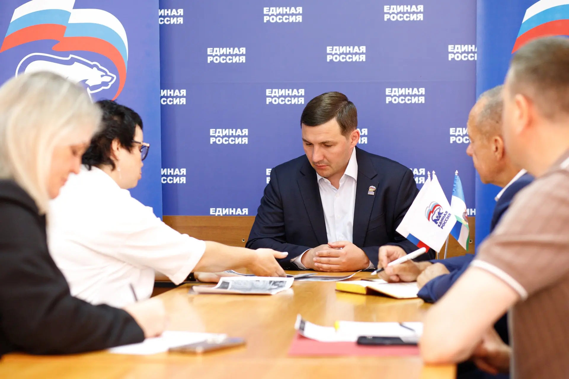 Провел прием граждан в местном отделении партии «Единая Россия». Прямой диалог — лучший способ опера