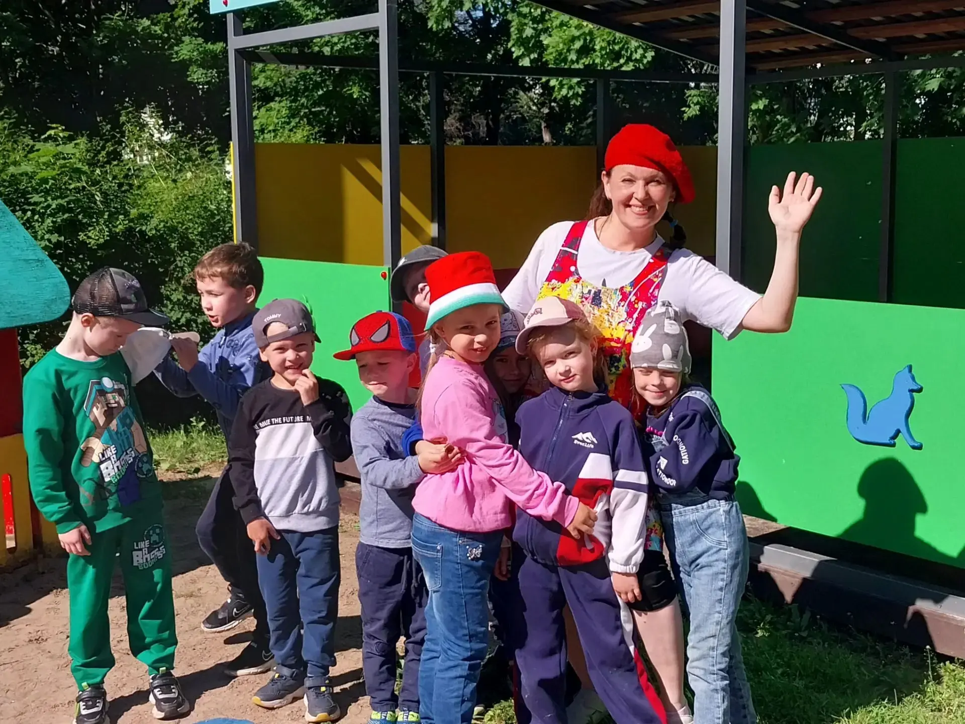 ❤️ Дорогие родители! ❤️
Наша трудовая неделя завершилась ярким летним пленэром! 🌈
Ребята из 6 групп