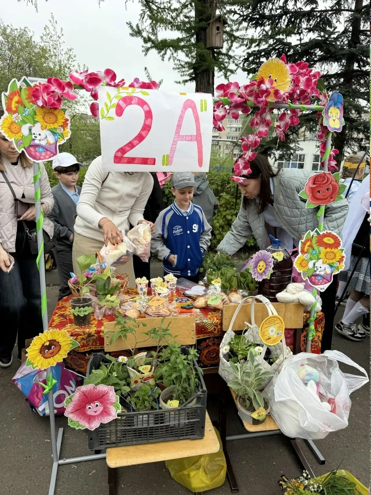 🌿 Весенний цветочный бум: как прошла благотворительная ярмарка! 🌿  ❤️ В школе царила настоящая атмос